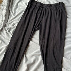 Bobbie Brooks Capri Leggings Size Large 💛